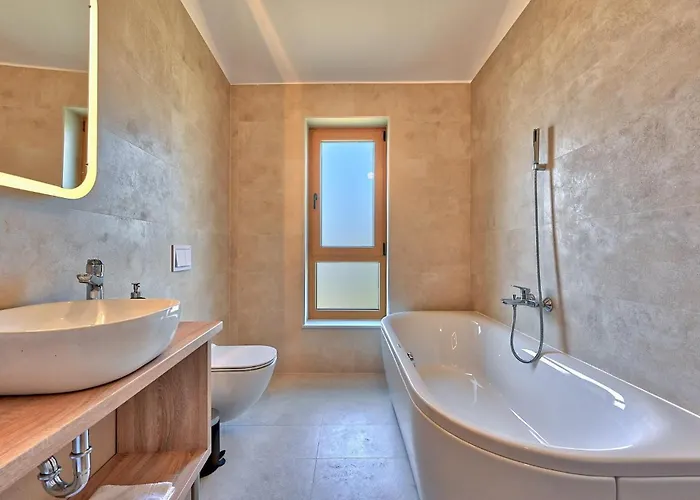 Feriehus 4 Bedroom Stunning In