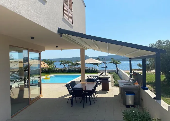 Feriehus 4 Bedroom Stunning In