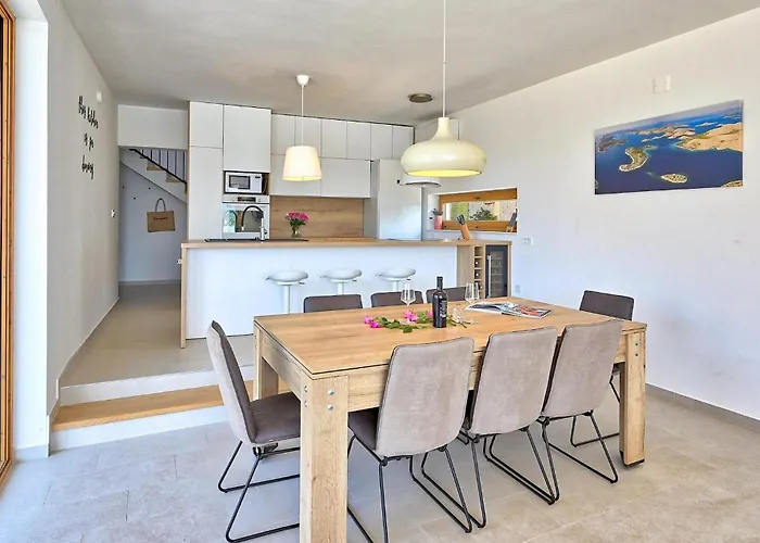 4 Bedroom Stunning In Nyaraló Turanj